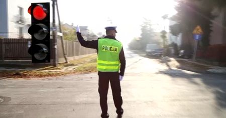 Tak trzeba zachować się, gdy policjant kieruje ruchem