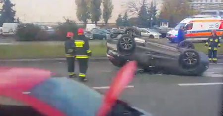 Warszawa. Dachowanie samochodu
