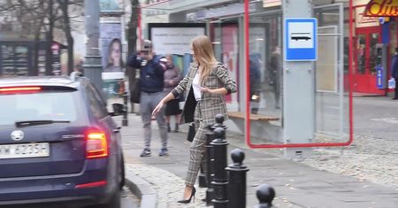 Kaczorowska w garniturze obdarza uśmiechami paparazzich