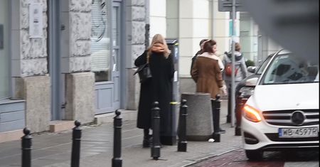 Zawadzka próbuje zaparkować jeepa i macha do paparazzi