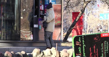 Opatulona szalem Olejnik kupuje poranną prasę