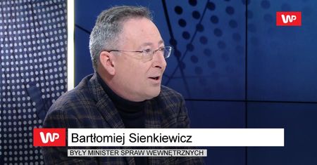Bartłomiej Sienkiewicz o spalonej budce przed ambasadą rosyjską. "Powodzenia, prawicowe trolle!"