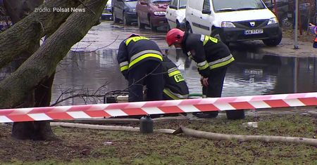 Wyciek w Warszawie. Czarna maź zalała ulice