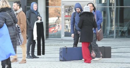 Zdenerwowana Urszula niechętnie uśmiecha się do paparazzi