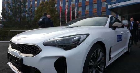 Śląska policja odebrała nowe radiowozy. Wśród nich mocna kia stinger