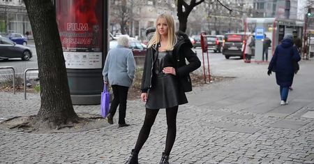 Zwyciężczyni "Top Model" pozuje z fanką do zdjęć