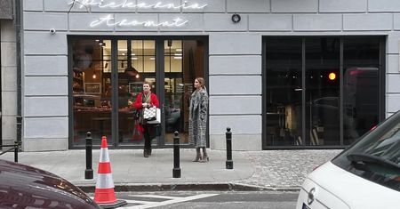 Grosicka cała na szaro wybrała się do ciastkarni