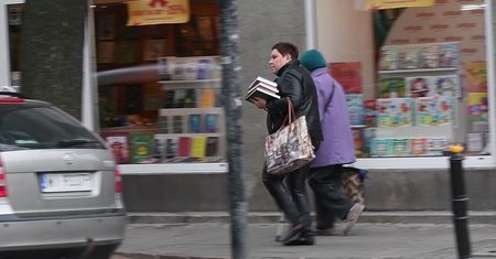 Wellman z górą książek zmierza do pracy