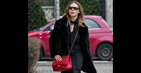 Sablewska cała na czarno posępnie zmierza do restauracji