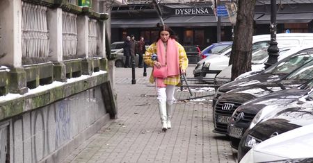 Kolorowa Joanna Horodyńska kupuje ciastka, a Lara Gessler trzyma drzwi