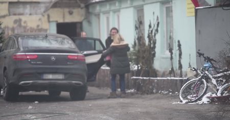 Rozenek ugina się pod ciężarem paczek