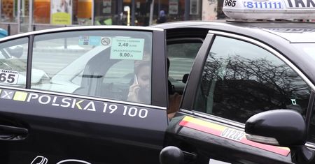 Warnke ignoruje paparazzi, rozmawiając przez telefon