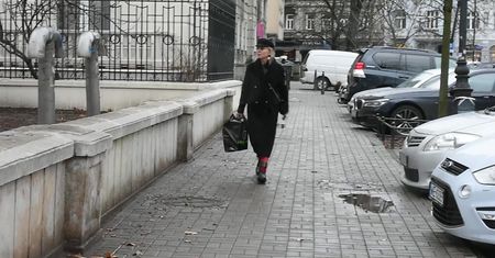 Monika Olejnik w czerwonych rajstopach kupuje prezenty