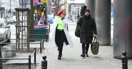 Wokalistka Red Lips w żarówiastym golfie