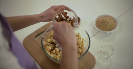 Strudel jabłkowy krok po kroku. Król niemieckich deserów