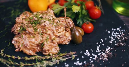 Klasyczny boeuf strogonow. Pożywny, aromatyczny i smaczny