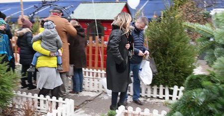 Szostak w dziwnych butach pozuje z dzwoneczkiem