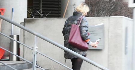 Odeta Moro w kurtce moro spaceruje z energetykami w ręku