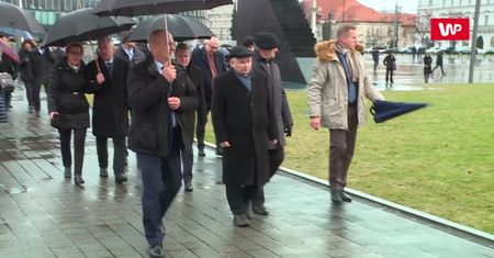 Jarosław Kaczyński przed pomnikiem brata. U jego boku m.in. premier i ministrowie