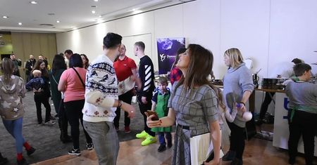 Troskliwy Maślak tuli dzieci podczas malowania bombek