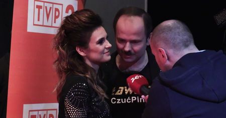 Uśmiechnięci Sławomir i Kajra pozują na ściance, zagadując fotoreporterów