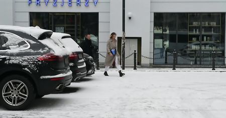 Nykiel z głębokim dekoltem brnie w śniegu