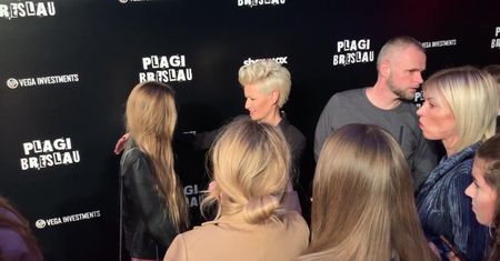 Kożuchowska w wyeksponowanych nogach poświęca czas fanom