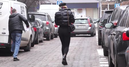Chodakowska w bardzo obcisłych spodniach obsługuje parkometr