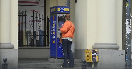 Kasia Burzyńska wpatrzona w telefon na spacerze z synem