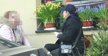 Zakamuflowana Małgorzata Pieńkowska chowa się za choinką