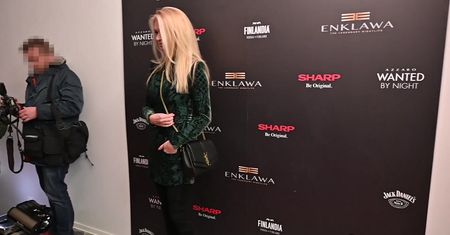 Ewa Pacuła w welurowej sukience wdzięczy się na ściance