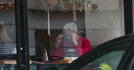 Hubert Urbański samotnie rozmyśla nad książką