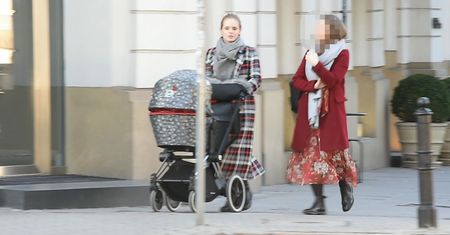 Olga Kalicka walczy w oknie kawiarni o idealne zdjęcie z dzieckiem