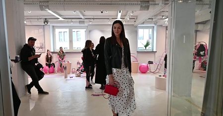 Paulina Krupińska grymasi przed paparazzi