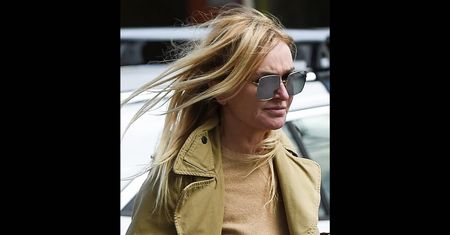 Monika Olejnik człapie środkiem ulicy