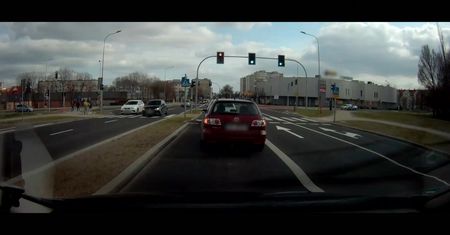 Na czerwonym, po pasach. Niebezpieczny przejazd rowerzystów