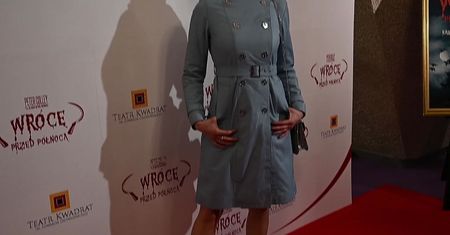 Steczkowska w niebieskim płaszczu eksponuje szczupłe nogi