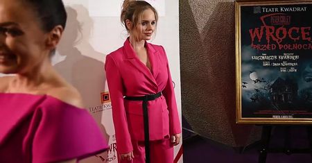 Różowa Olga Kalicka odpoczywa od obowiązków rodzicielskich na premierze teatralnej (WIDEO)