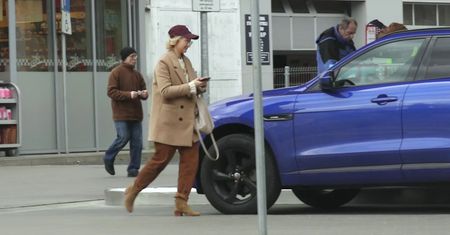 Beżowa narzeczona Szyca tankuje Jaguara