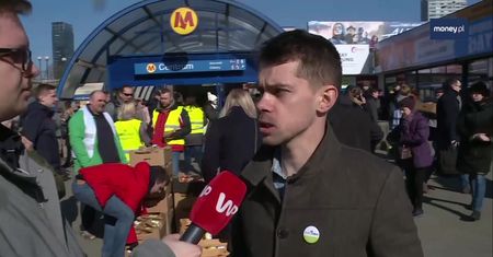 Pokojowy protest rolników: rozdają jabłka. Mają swój cel