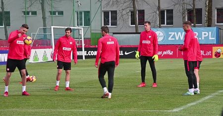Szczęsny gimnastykuje się na treningu przed meczem z Austrią
