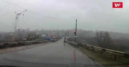 Przypadkowe nagranie kierowcy. Pracownicy budowy byli o włos od śmierci