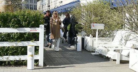 Małgorzata Rozenek w bieli walczy z podmuchami wiatru