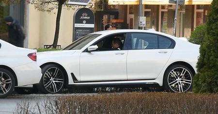 Paweł Deląg zajada loda w białym BMW wartym 400 tysięcy złotych