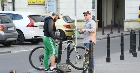 Piotr Stramowski popisuje się na deskorolce