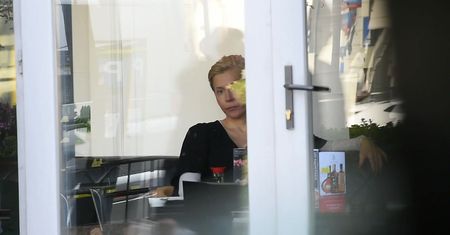 Smętna Katarzyna Warnke rozmyśla nad sushi