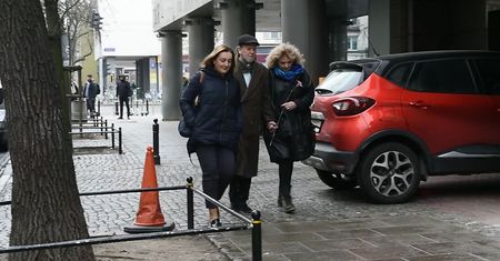 Katarzyna Grochola nieśmiało pozuje z mężem pod TVN-em