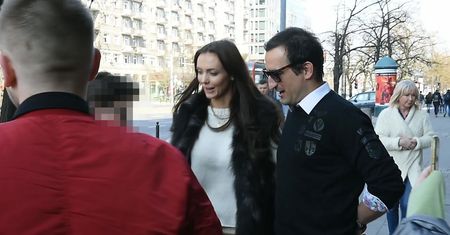 Eleganccy Misiek Koterski i Marcela Leszczak zadzierają nogi do pocałunku