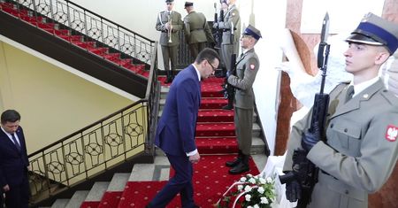 Katastrofa smoleńska. Mateusz Morawiecki złożył kwiaty pod tablicą upamiętniającą ofiary