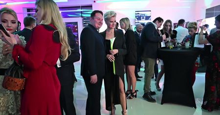 Małgorzata Kożuchowska cierpliwie pozuje do selfie